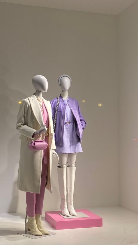 Korean Fashion Mannequin, Mannequin Display Ideas, Clothing Boutique Decor, Mannequin Styling, Store Mannequins, Fashion Window Display, Fashion Mannequin, Clothing Store Displays, Clothing Store Interior