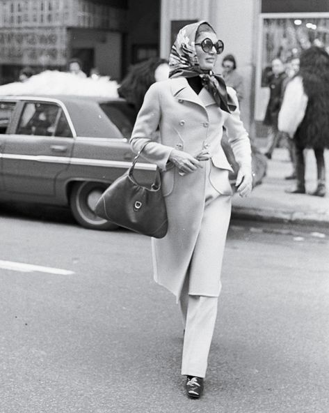 Jackie O.’s Bag of Choice, Rebranded in Her Name | The New York Times Babushka Scarf, Jackie O's, 1970 Fashion, Jacqueline Bouvier, Star People, Jean Louis Scherrer, House Of Gucci, Aristotle Onassis, Classy Lifestyle