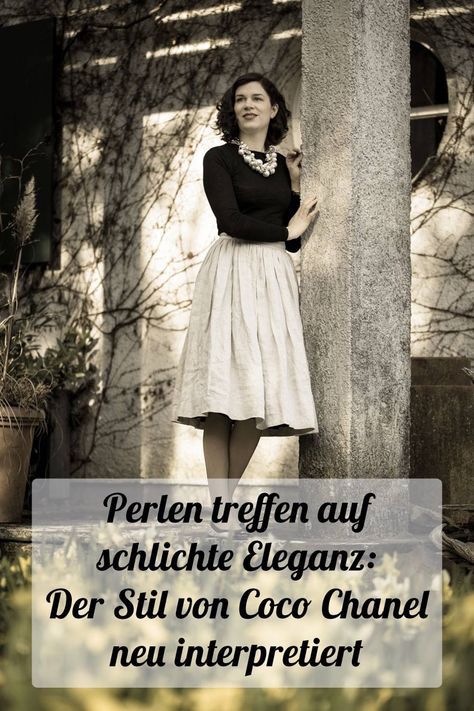 Perlen treffen auf schlichte Eleganz: Der Stil von Coco Chanel neu interpretiert von RetroCat Coco Chanel Style, Coco Chanel Fashion, Chanel Style, Chanel Fashion, Simple Elegance, Coco Chanel, Lifestyle Blog, Lace Skirt, Coco