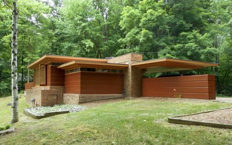 Usonian Style, Usonian House, Frank Lloyd Wright Buildings, Frank Lloyd Wright Design, Frank Lloyd Wright Homes, Open Living Area, Clerestory Windows, Storey Homes, Frank Lloyd