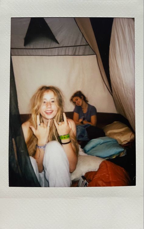 Camping Polaroids, Polaroid Summer Aesthetic, Girly Camping, Festival Camping Aesthetic, Summer Polaroids, Aesthetic Polaroid Pictures, Aesthetic Camping, Leeds Festival, Festival Aesthetic