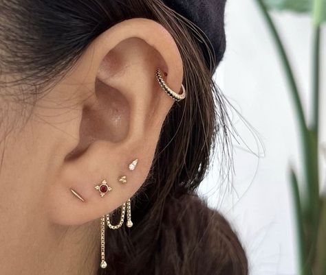 Piercing Curation, Chain Piercing, Piercing Chain, Ear Curation, Flat Piercing, Piercing Inspo, Ear Cuff, Piercings, Chain