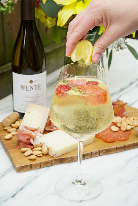 Spritzer Bar, Wine Reference, Summer In Texas, Wine Spritzer Recipe, Wine Ice Cubes, Summer Spritz, Couple In The Kitchen, Picnic Brunch, White Wine Spritzer