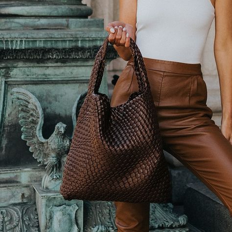 The best-selling Johanna Bag is now available in 4 colors 😍 Which is your favorite: brick, saddle, espresso, or ivory? Melie Bianco, Leather Making, Large Shoulder Bags, Zip Pouch, The Environment, Plus Size Swimwear, Bottom Clothes, Swimwear Accessories, Magnetic Closure