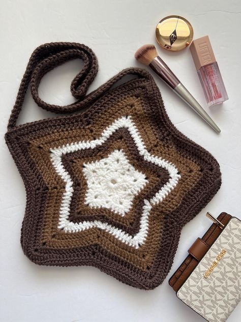 Handmade crochet star shaped tote bag-- for all the celestial lovers. Brown ombré aesthetic just in time for fall <3  ~Message for any color inquiries! Crochet Ideas With Brown Yarn, Star Crochet Ideas, Crochet Star Purse, Fall Tote Bags Diy, Fall Crochet Bag, Star Granny Square Bag, Star Aesthetic Clothes, Brown Crochet Ideas, Brown Crochet Pattern