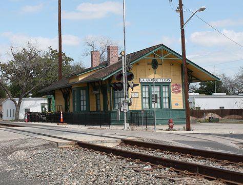 Vintage Train Depots | The cargo & travel hubs of the 1800s-1900s Alton Illinois, Colorado House, Old Train Station, Amtrak Train, The Industrial Revolution, Railroad Pictures, Train Depot, Train Stations, Railroad Photos