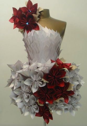 paper party frock Paper Flower Dress, Wearable Paper Art, Paper Fashion Design, Paper Outfits, Recycled Dress Ideas, Paper Dress Art, Junk Kouture, Recycled Costumes, Dress Form Christmas Tree