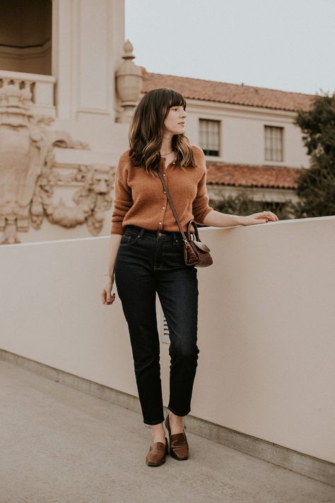 Sezane Gaspard, Neutral Fall Outfits, Look Office, Oufits Casual, Turtleneck Style, Neutral Outfits, Summer Work Outfits, Neutral Outfit, Neutral Fashion