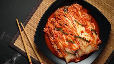 How Kimchi Ingredients Differ Between North And South Korea Popular Korean Food, Fresh Kimchi, Fermented Kimchi, Korean Side Dishes, Fermented Cabbage, Spicy Rice, Kimchi Fried Rice, Kimchi Recipe, Asparagus Pasta