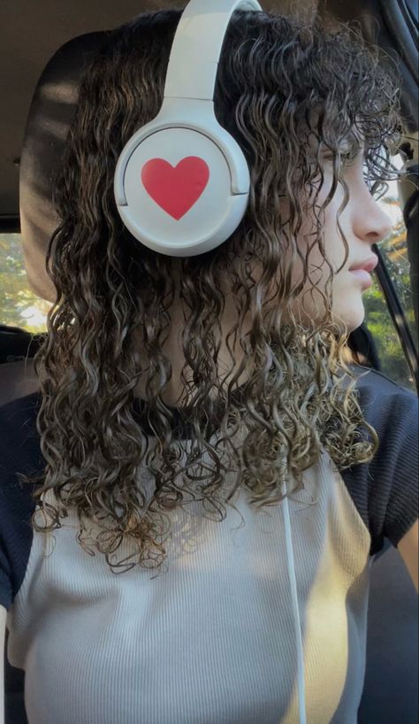 Heart Headphones, Headphones Aesthetic, Wearing Headphones, Wearing Headphone, Girl With Headphones, Downtown Girl, Heart Wallpaper, Barbie Girl, Fjallraven Kanken Backpack