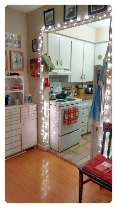 Tiny Apartment Kitchen Decor, Kitchen Twinkle Lights, Kitchen With Fairy Lights, Apartment Fairy Lights, Fairy Lights In Kitchen, Kitchen Fairy Lights, Cute Tiny Kitchen, Apartment Kitchen Lighting, Fairy Lights Kitchen