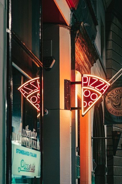 Pizza Signs Restaurant, Pizza Shop Exterior, Pizza Design Restaurants, Neon Pizza Sign, Pizza Neon Sign, Small Pizza Shop Design, Pizza Store Design, Small Pizzeria Design Interior, Pizza Place Interior