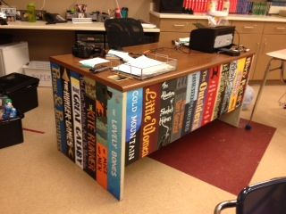 My desk at school - Perfect for an English teacher! :) English Classroom Ideas Decoration, Librarian Desk Decor, Circulation Desk Decor, Decorate Teacher Desk, Library Circulation Desk Ideas, Middle School Organization, Student Desk Organization, Classroom Organization High School, Circulation Desk