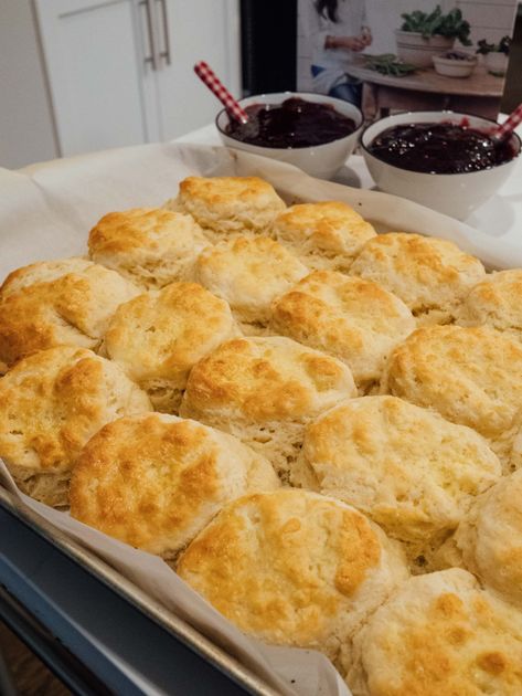 Biscuits Breakfast, Hot Rolls, Angel Biscuits, Easy Biscuit, Frozen Biscuits, Homemade Biscuits Recipe, Polish Desserts, Easy Biscuit Recipe, Buttermilk Biscuits Recipe