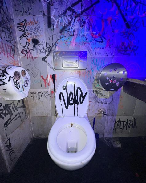 #graffiti #veda #toilet Graffiti Toilet, Toilet Graffiti, Chill House, Wet Floor Signs, Toilet Art, Wet Floor, Puff And Pass, Screen Savers, Home Projects