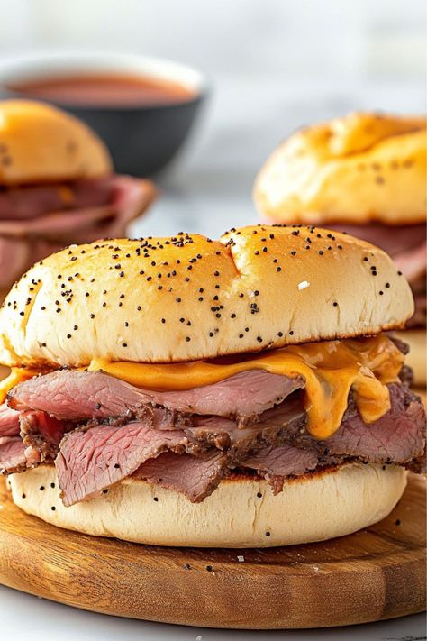 Roast Beef Green Chili Sandwich, Crockpot Sandwich Meat, Shaved Roast Beef Recipes, Sauce For Roast Beef Sandwiches, Roast Beef Sandwiches Deli, Simple Sandwich Recipes, Arbys Roast Beef And Cheddar Recipe, American Sandwich Recipes, Arbys Roast Beef Sliders