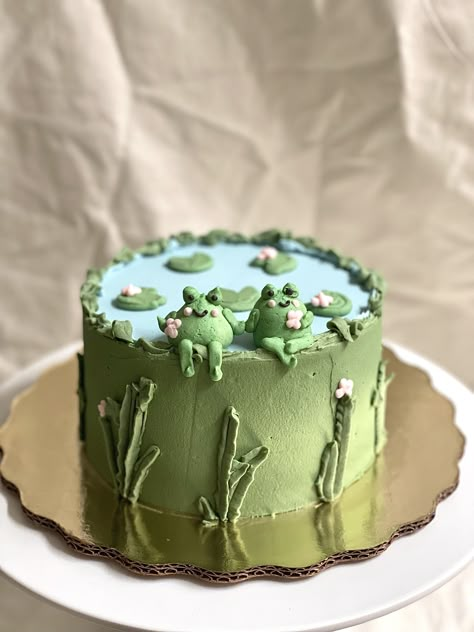 Frog Shaped Cake, Frog Pond Cake, Frog And Toad Cake, Pink And Green Cakes, Green And Purple Cake, Nature Birthday Cake, Forest Cake Design, Frog Birthday Cake, Toadstool Cake