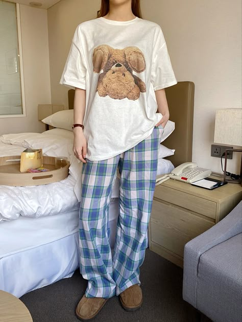 Plaid Pjs, Marauders Dr, Pajamas Aesthetic, Plaid Pant, At Home Outfits, T Shirt Branca, Oc Outfits, Pajama Outfit, Plaid Pajama Pants