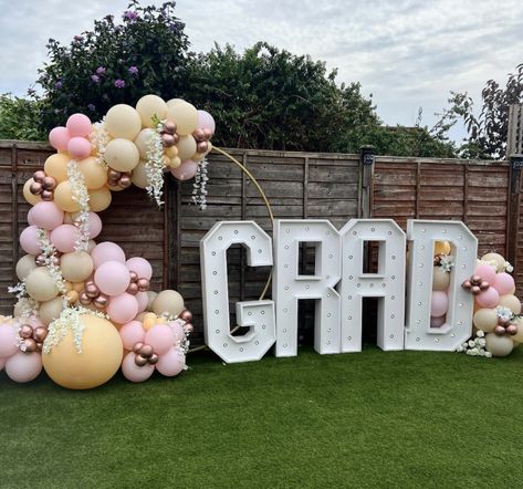 Balloon Walkway Entrance, Graduation Set Up, Graduation Balloon Arch, Grad Backdrop, Graduation Masters, Flower Party Themes, College Graduation Party Decorations, Grad Party Theme, Country Prom