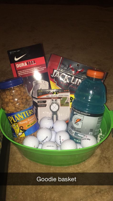 Golf Themed Basket, Golf Basket Ideas For Men, Golf Gift Basket Ideas, Golf Diy Gifts, Goft Ideas, Goodie Basket, Diy Golf, Burr Basket, Golf Ball Gift