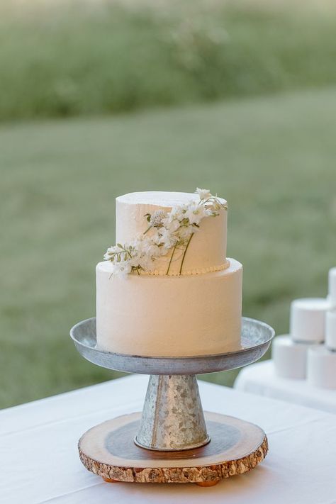 Two tier wedding cake garden wedding minimalist | Image by Elizabeth Grant White Single Tier Wedding Cake, Simple Single Tier Wedding Cake, Simple Wedding Cake 1 Tier, Slash Wedding, Small 2 Tier Cake, Small Two Tier Wedding Cake, Mini 2 Tier Cake, Simple 2 Tier Wedding Cake, Simple Two Tier Wedding Cake