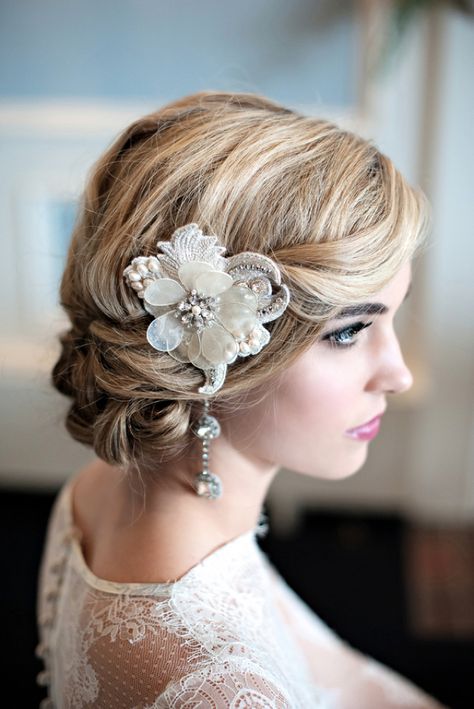 Vintage style bridal hairpiece / Kristen Weaver Photography - Cabelo para noiva no estilo vintage Vintage Bridal Hair, Vintage Updo, Vintage Hairstyle, Vintage Wedding Hair, Wedding Hair Ideas, Wedding Hair Styles, Peinados Recogidos, Wedding Hair Comb, Bridal Musings