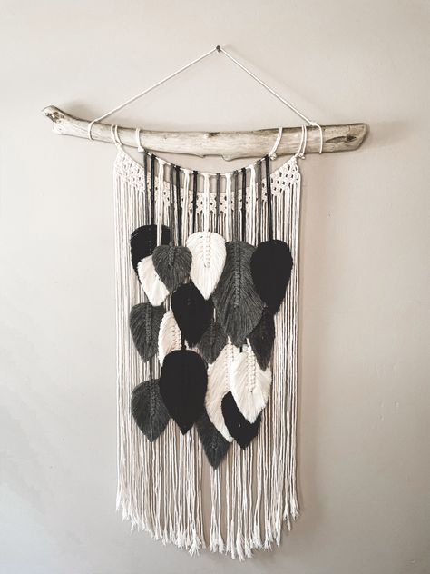 Black And White Macrame Wall Hanging, White Fringe Backdrop, Black And White Macrame, Feather Crafts Diy, Macrame Feather Wall Hanging, Art Macramé, Boho Artwork, Macrame Feathers, Macrame Knots Tutorial