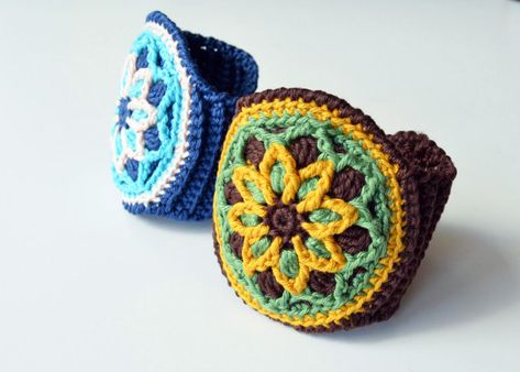 Des mandalas au crochet, oui, mais pour quoi faire : 11 utilisations pratiques | Ahookamigurumi Kids Wrap, Knitted Jewelry, Overlay Crochet, Crochet Wrap Pattern, Kids Wraps, Round Mandala, Universal Yarn, Christmas Knitting Patterns, Crochet Work