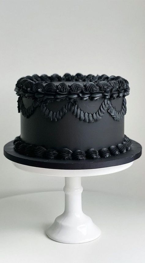 Vintage Cake Design Black, Beautiful Black Cakes, Black Frosted Cake, Black Buttercream Wedding Cake, Black Cakes Ideas, All Black Wedding Cake, Wednesday Inspired Cake, Simple Cake Designs Black, Simple Black Wedding Cake