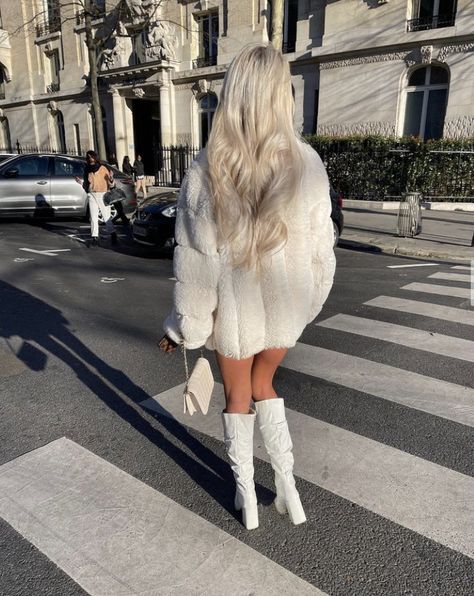 Platnium blonde hair. Fur coat Blonde Hair Outfits Winter, Blonde Hair Winter Outfit, Cream Fur Coat Outfit, Platnium Blonde Hair, White Fur Coat Outfit, Fur Coat Aesthetic, Cream Fur Coat, Blonde Hair Outfits, Toronto Winter