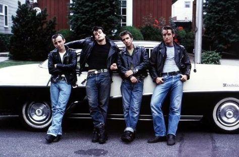 Lords of Flatbush Rebelde Outfits Ideas, The Lords Of Flatbush, Rockabilly Style Men, Rebelde Outfits, 50s Greaser, Men Advice, Greaser Outfit, Greaser Style, Henry Winkler