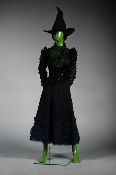 Wicked Elphaba Costume, Wicked Costume Design, Wicked Movie Costumes, Iconic Characters Movies, Wicked Witch Aesthetic, Wicked Characters, Elphaba Costume, Wicked Cosplay, Wizard Of Oz Film