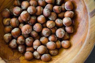 How to Roast Hazelnuts in the Shell. Hazelnuts, also called filberts, are a healthy snack. They are high in folate, vitamin E and monounsaturated fat -- the "good" fat. It is this high-fat content that contributes to the hazelnut's creamy texture and allows it to pair so well with chocolate, especially when roasted. Roasting -- a process... Harvey Elliott, Hazelnut Recipes, Food Advice, How To Roast, Nut Recipes, How To Roast Hazelnuts, Roasted Nuts, Nuts & Seeds, Nuts And Seeds