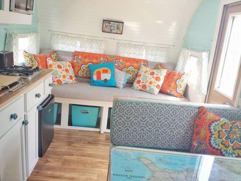 bright vintage camper  I love the open storage under sofa area.  Easy access!  Coordinating totes.  Great color scheme too! Trailer Makeover, Vintage Camper Interior, Glamper Camper, Kombi Motorhome, Vintage Camper Remodel, Camper Hacks, Travel Trailer Remodel, Vintage Campers Trailers, Campervan Interior