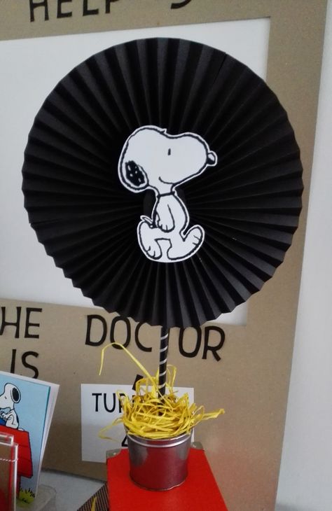 Snoopy Centerpieces Diy, Snoopy Party Ideas, Snoopy Birthday Decorations, Charlie Brown Birthday Party, Bolo Snoopy, Peanuts Birthday Party, Snoopy Classroom, Snoopy Baby Shower, Snoopy Cake