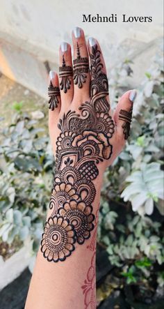 Back Hand Arabic Mehndi, Mehndi Design Eid, Henna Design Simple, Eid Mehndi Design, Mehndi Design Arabic, Henna Hand Designs, Henna Designs Simple, Beautiful Simple Mehndi Design, Simple Henna Designs