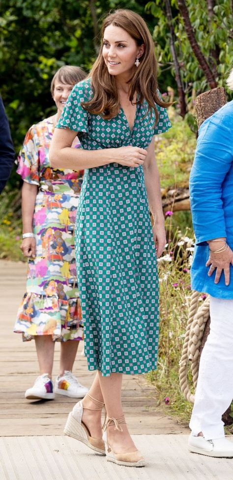 Kate Middleton Summer Style: How to Get the Look | PEOPLE.com Kate Middleton Style Casual, Middleton Style Casual, Kate Middleton Style Dresses, Kate Middleton Stil, Kate Middleton Style Outfits, Duchesse Kate, Düşes Kate, Middleton Wedding, Looks Kate Middleton