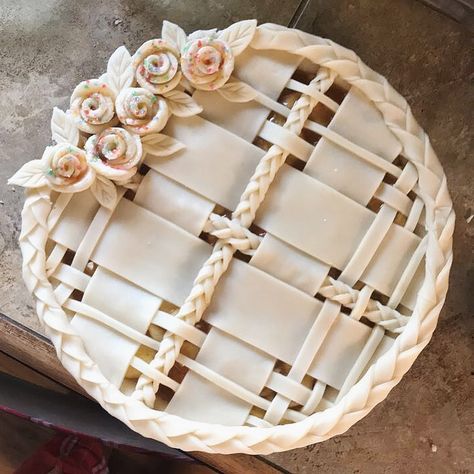 Apple pie with lattice crust, roses, and braids Fancy Pie Crust, Pie Crust Art, Crust Designs, Decorative Pie Crust, Lattice Crust, Pie Designs, Pie Art, Pie Crust Designs, Pie Decoration