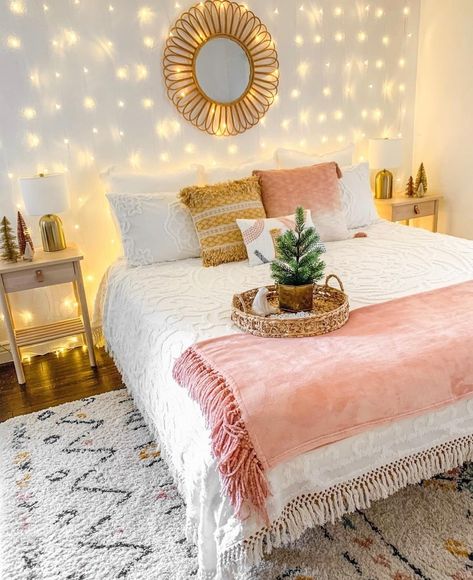 Light Pink And Orange Bedroom, Modern Bedroom Colorful, Boho Chic Bedroom Pink, Pink Boho Bedroom, Preppy Bedroom, College Dorm Room Decor, Preppy Room Decor, Preppy Room, Redecorate Bedroom