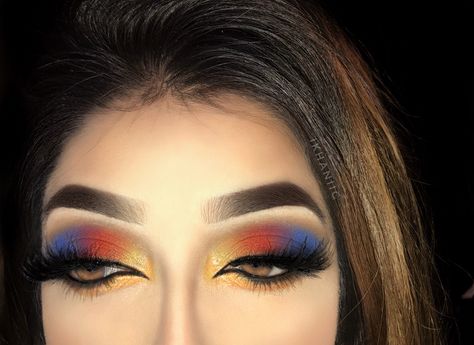 Wonderwoman inspired eyemakeup / red yellow blue smokey eye Yellow Eye Makeup, Blue Eyeshadow Looks, Colour Reference, Blue Smokey Eye, Eyeshadow Ideas, Yellow Makeup, Yellow Eyeshadow, Eyeshadow For Blue Eyes, Carnival Makeup