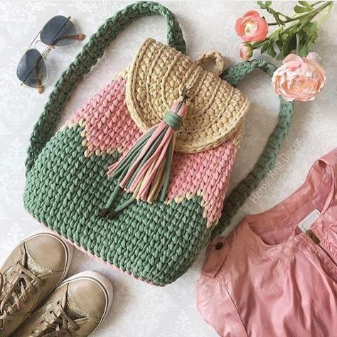 Knit Decor, Mochila Crochet, Crochet Backpack Pattern, Diy Crafts Crochet, Sac Diy, Confection Au Crochet, Crochet Backpack, Decor Crochet