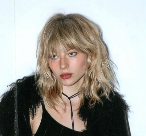 Women’s 70s Hair, Micro Bangs Medium Length Hair, Rockstar Blonde Hair, Long Bob And Fringe, Long Blonde Bob With Bangs, Blonde Hair Darker Roots, Edgy Mid Length Haircut, Mid Length Shaggy Hair, Soft Wolf Cut Hair Short