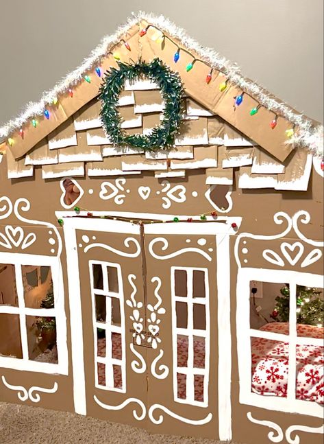 Cardboard Gingerbread Playhouse, Cardboard Christmas Decorations, Christmas Playroom, Gingerbread Playhouse, Cardboard Gingerbread, Castle Diy, Christmas Cardboard, Cardboard Gingerbread House, Christmas Shop Window