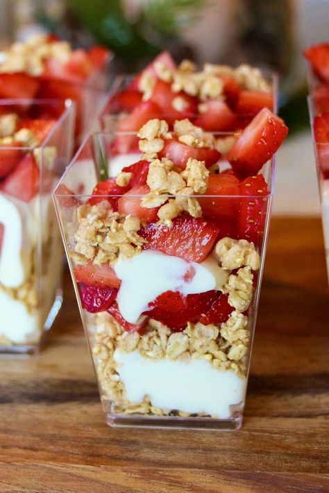 Yogurt Parfait with Granola - Layers of Happiness Granola Parfait Cups, Yogurt Parfait Cups, Strawberry Yogurt Parfait, Breakfast Parfait Recipes, Breakfast Parfait, Whipped Yogurt, Yogurt Parfaits, Granola Parfait, Sweat Treats