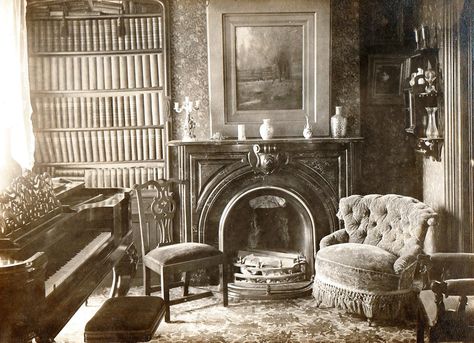 1900s living room with focus on the fireplace Victorian House Interiors, Victorian Parlor, Victorian Home Interior, Victorian Interior, Victorian Interiors, Victorian Furniture, Victorian Decor, Vintage Interiors, Vintage Interior