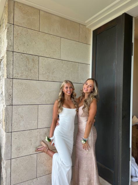 Blonde Prom Dress, Prom Best Friend Pictures, Prom Dress Blonde Hair, Hoco Poses, Formal Photos, Promotion Dresses, Prom Picture Poses, Cute Formal Dresses, Prom Dress Inspo