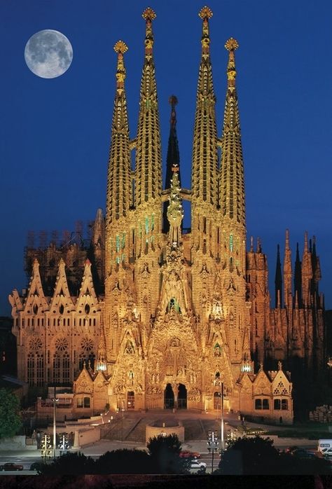 Gaudí was Catalan. | Community Post: 21 Things You Must Know About Catalonia Antonio Gaudí, Antoni Gaudi, Voyage Europe, Place Of Worship, Beautiful Buildings, Barcelona Spain, Spain Travel, Places Around The World, Amazing Architecture