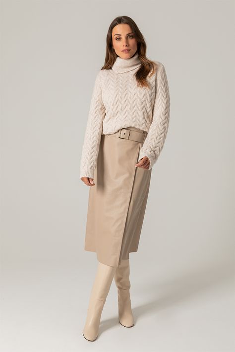 Beige Leather Skirt Outfit, Midi Rok Outfit, Leather Midi Skirt Outfit, Leather Skirt Outfit Winter, Leather Skirt Outfit Ideas, Beige Skirt Outfit, Leather Dress Outfit, Vegan Leather Midi Skirt, Midi Outfits