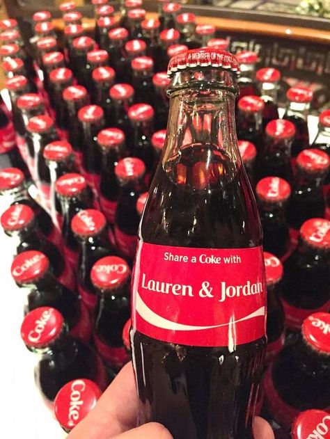 Personalized coke bottles / http://www.himisspuff.com/cute-fun-wedding-favor-ideas/3/ Give Aways Wedding, Creative Wedding Favors, Cheap Favors, Wedding Favors And Gifts, Edible Wedding Favors, Best Wedding Favors, Boda Mexicana, Wedding Favors Cheap, Wedding Favor Ideas