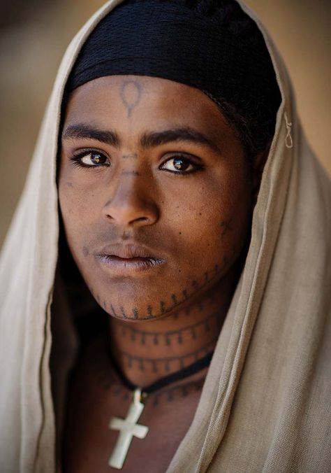 Face Of Ethiopia, Lalibela Ethiopia, Ethiopia Travel, Mursi Tribe Ethiopia, Ethiopian People, African Tattoo, Ethiopian Women, Mursi Tribe, Building A Home